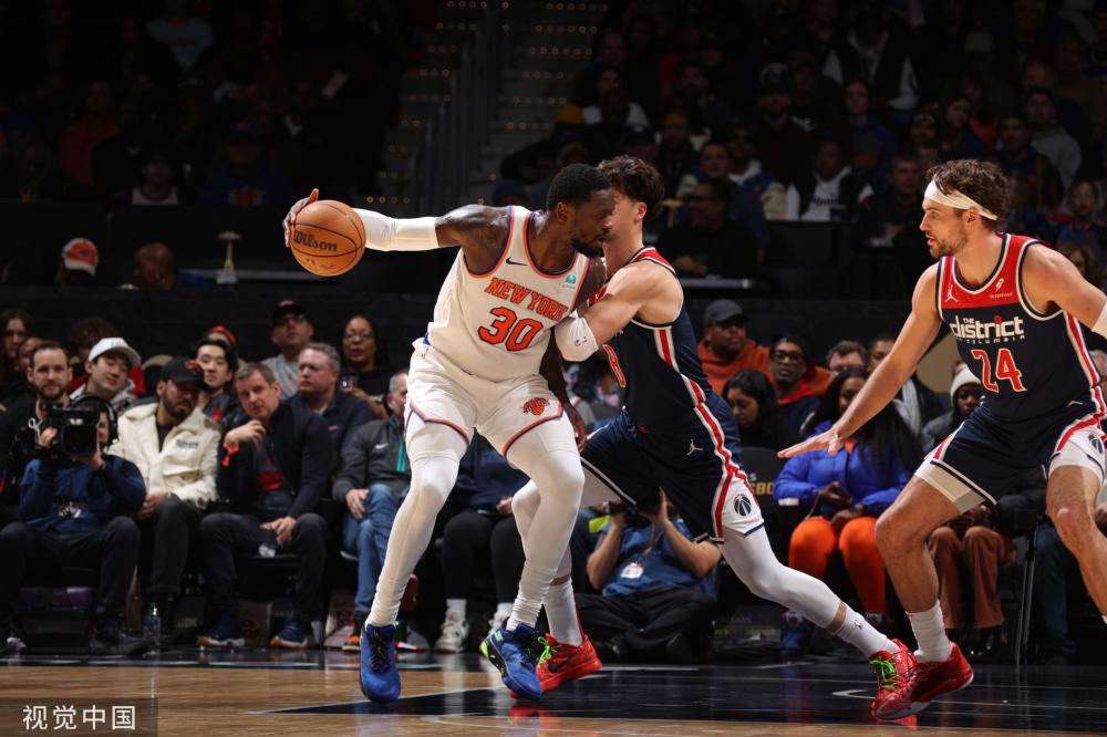 她继续保持 她继续保持